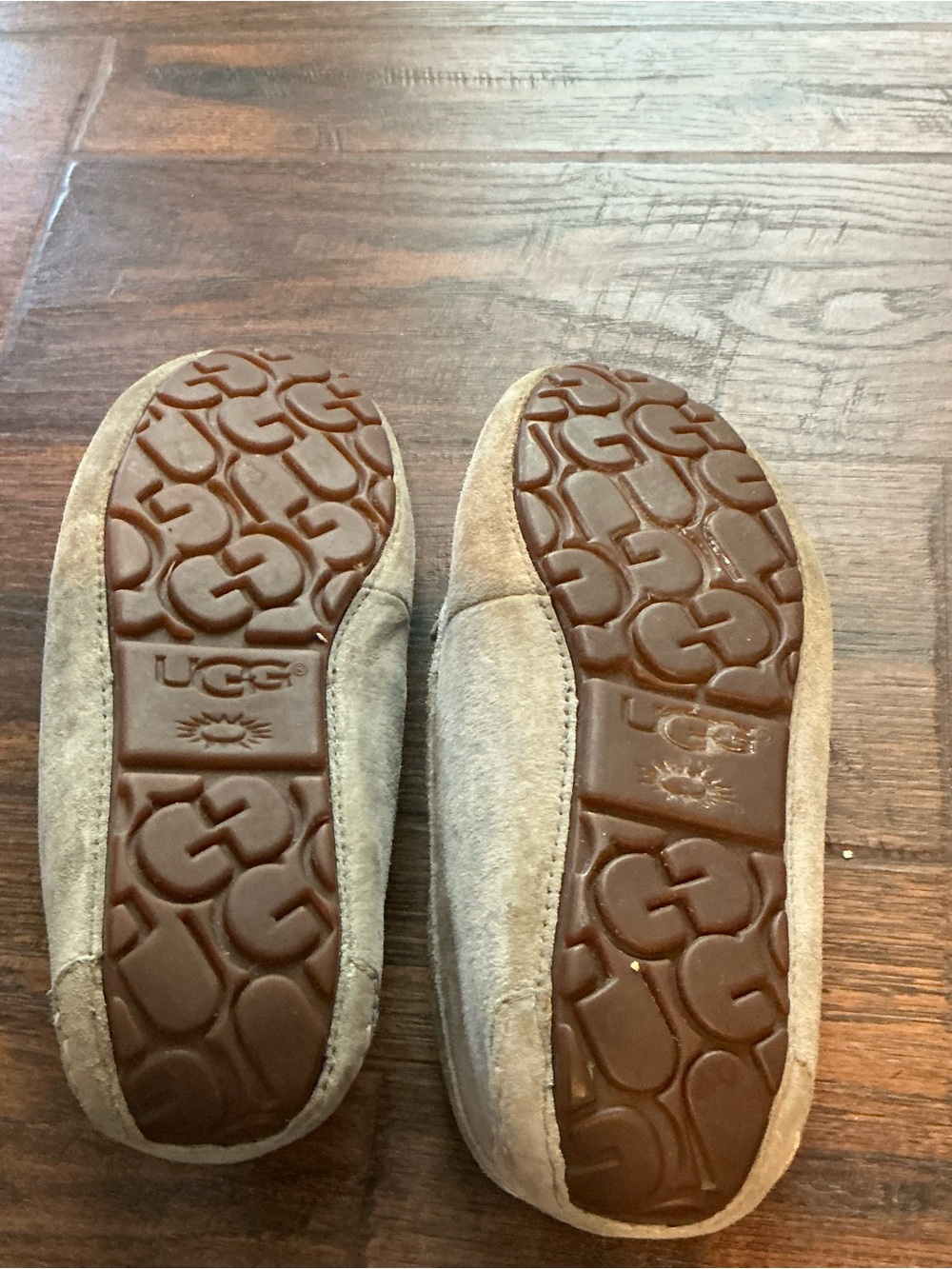 UGG Ansley Light Gray Sued Shearling Moccasin Slippers Womens Size 5 - Picture 2 of 8